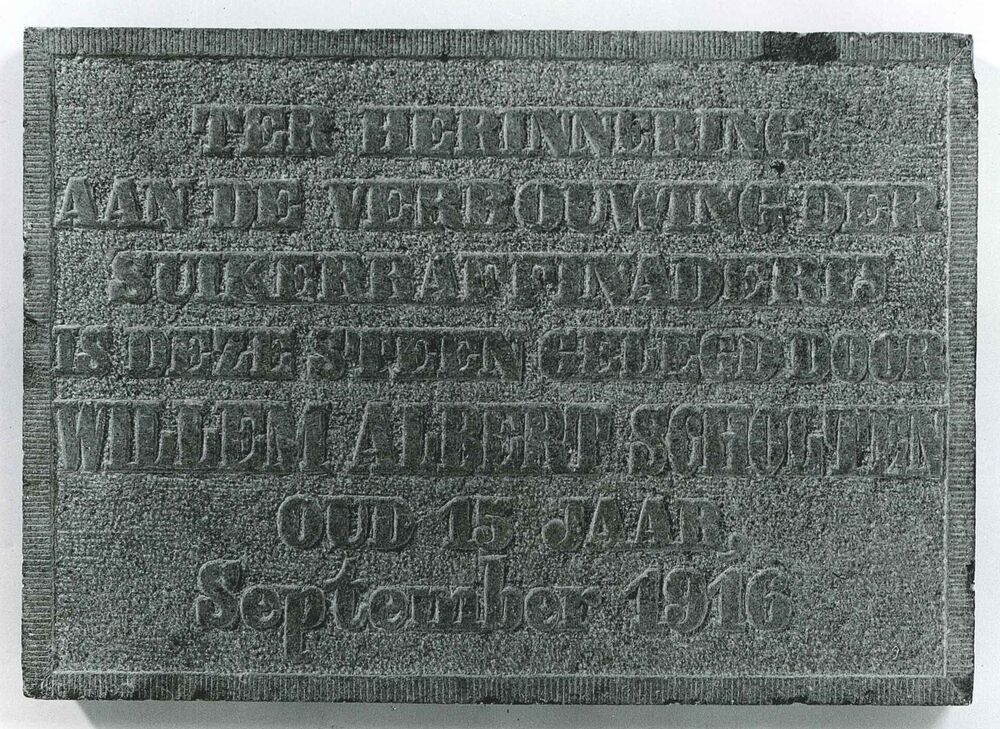 Gedenksteen verbouwing van de suikerraffinaderij