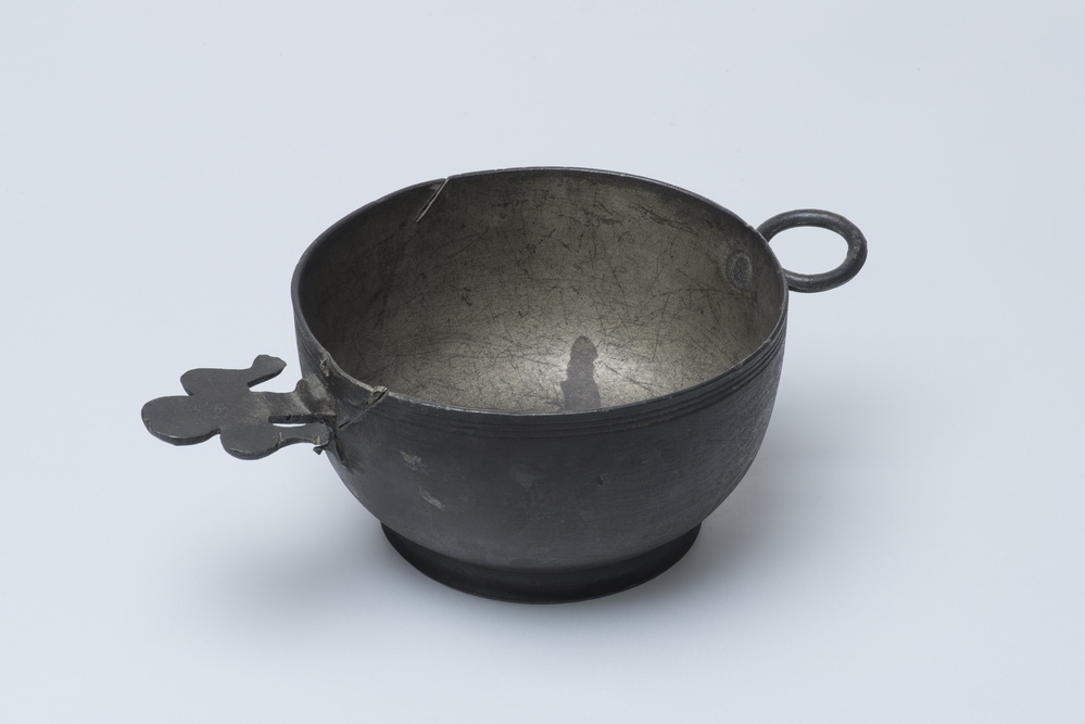 Tinnen kommetje of bierkop