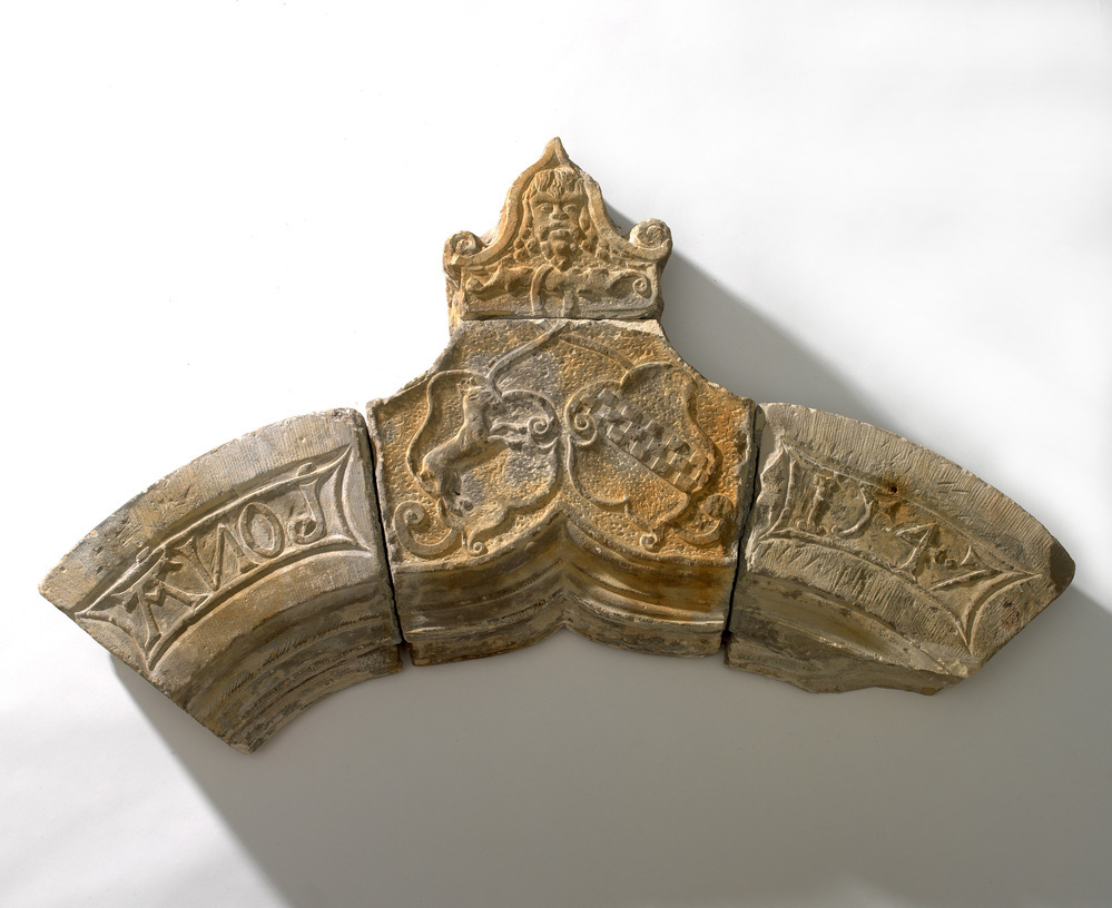 Bovenomlijsting van een poort Aduarder refugium Munnekeholm