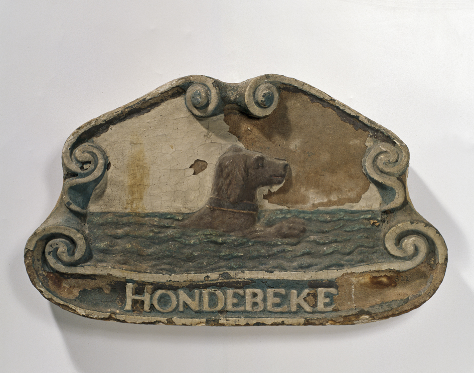 Gevelsteen met wapen van de familie Hondebeke