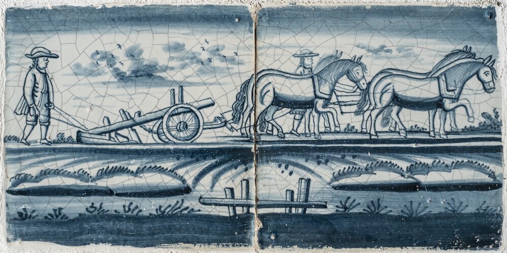 Landman met vier paarden voor de ploeg