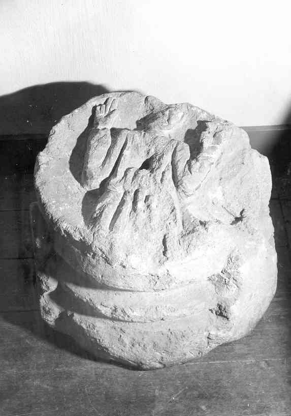 Sluitsteen met menselijke figuur