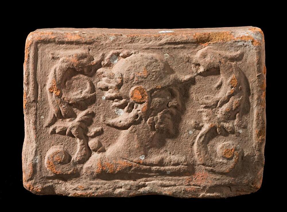 Haardtegel met gehelmd hoofd