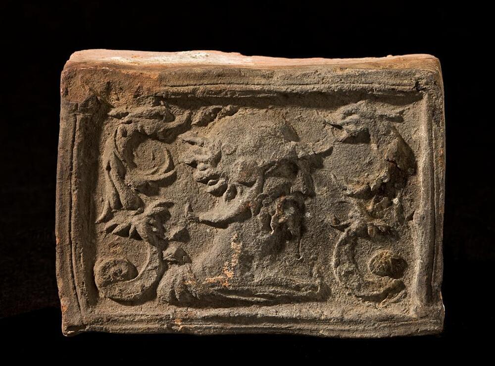 Haardtegel met gehelmd hoofd