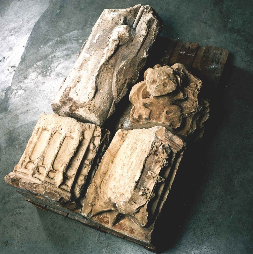 Twee zandstenen overhuivingen