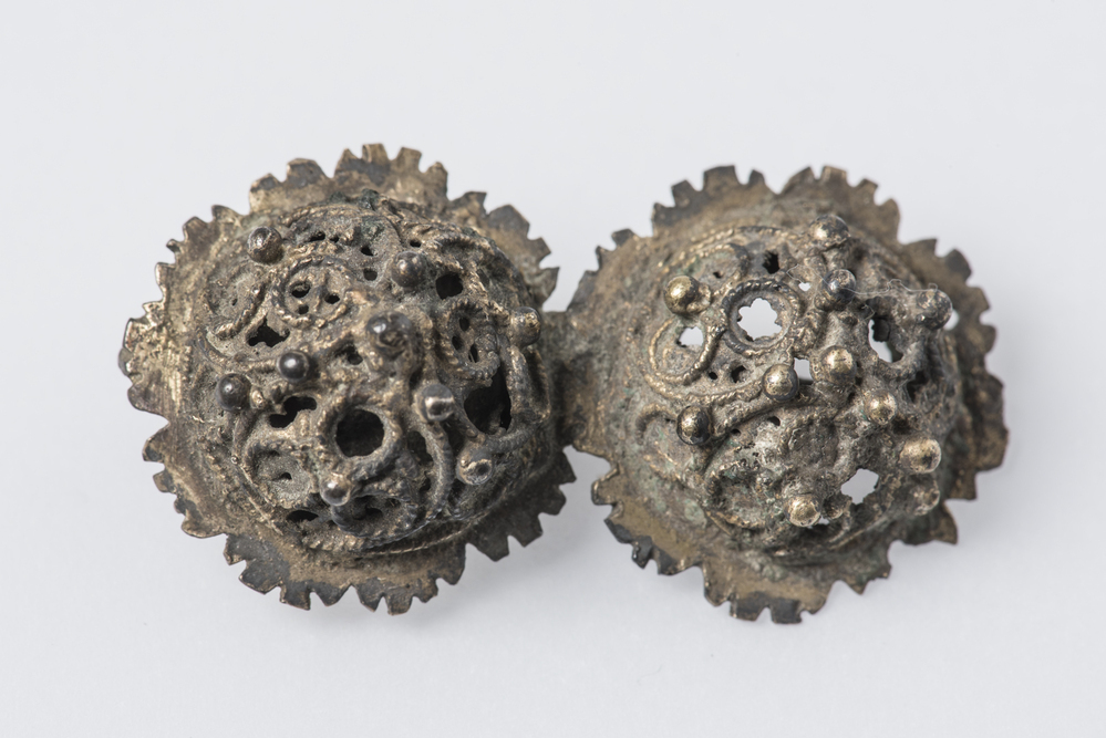 Twee vergulde zilveren gespen