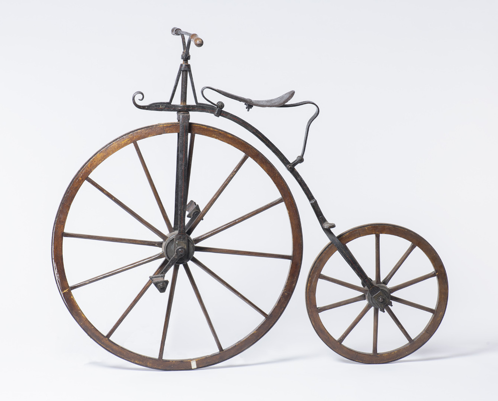 Houten rijwiel met ijzeren banden