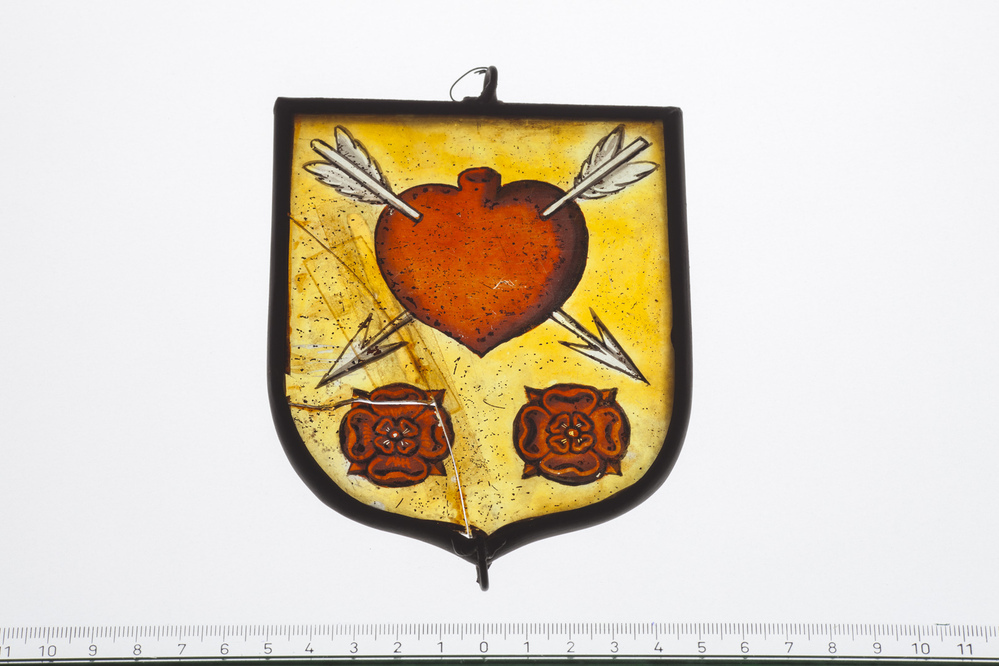 Gebrandschilderde ruit in schildvorm