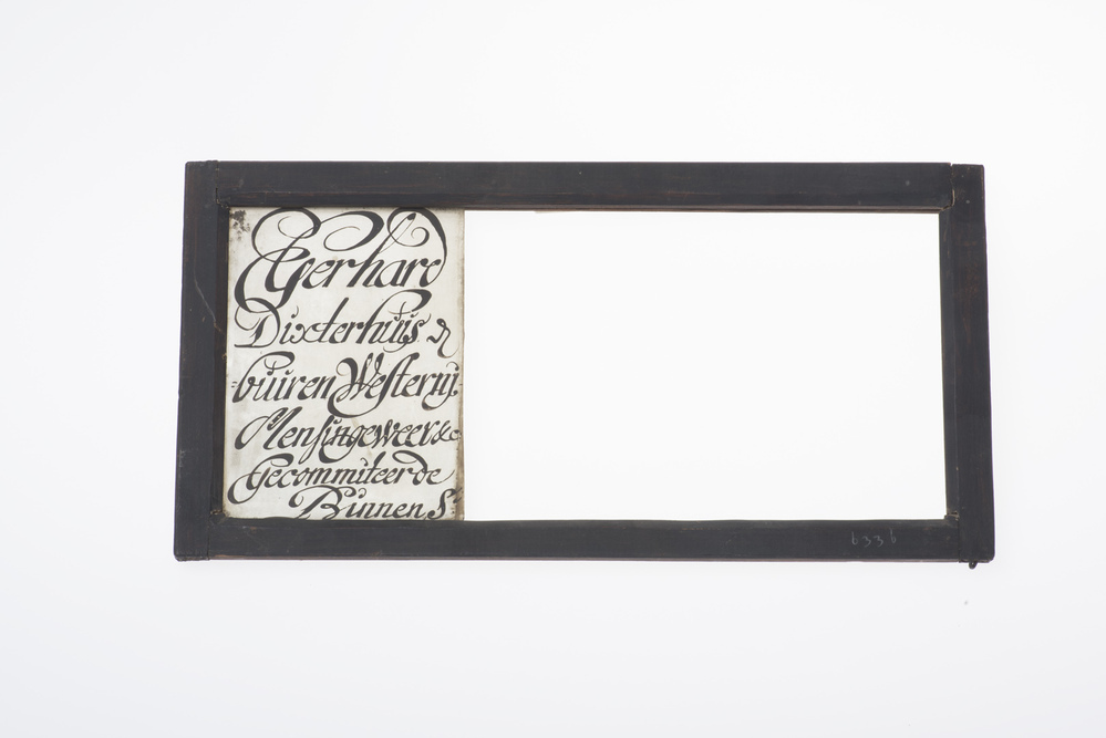 Fragment van een ruitje met opschrift Gerhard Horenken Heer van Dixterhuis a Wierhuisen tot Eendrum Peterbuiren, Westernylandt, Baflo, Ranum, Maerhuisen, Mensingeweer ac. Jonker ende Hovelinck, Medegecommiteerde inde Generaliteits Rekencamer Binnen 's Graven Haghe anno 1689