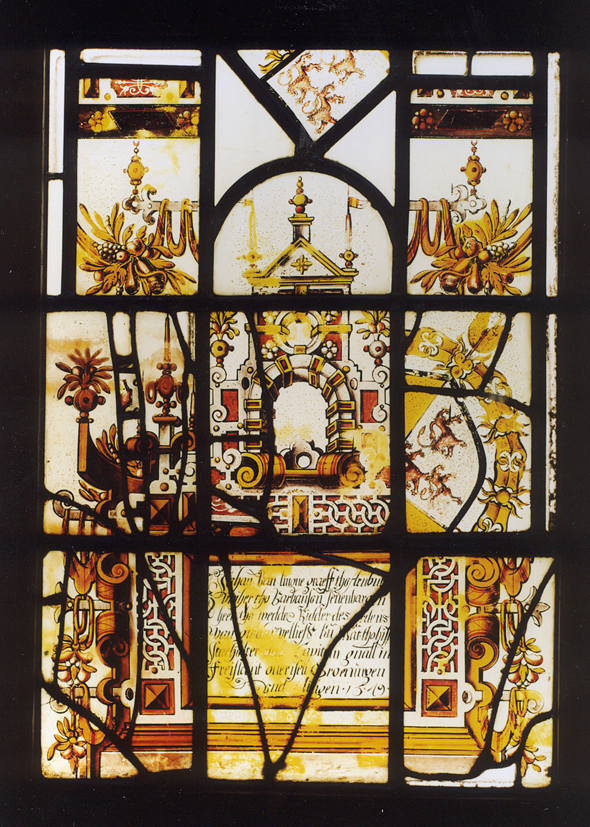 Vensterruiten met fragmenten van de wapens Aremberg en Van der Mark