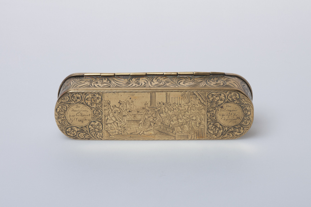 Langwerpig geelkoperen tabaksdoos