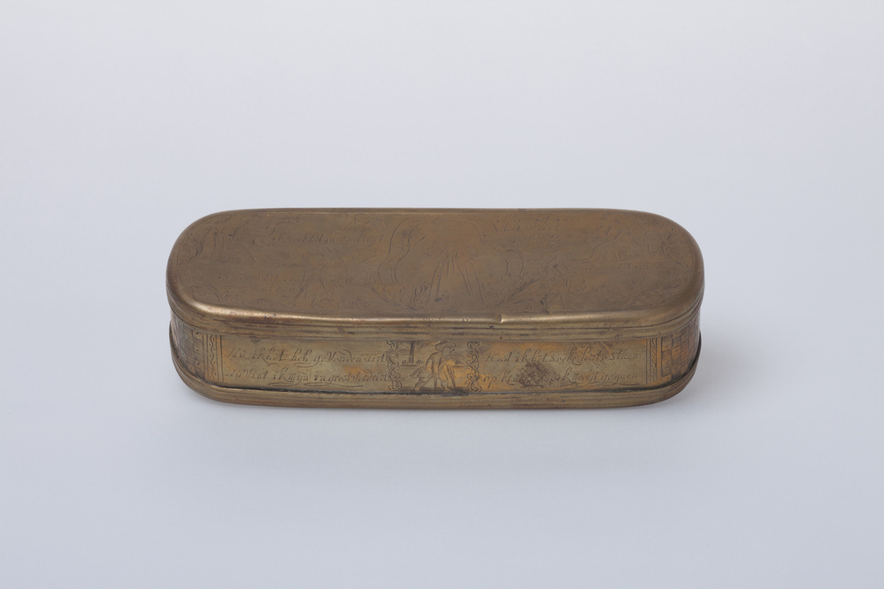 Langwerpig vierkante  tabaksdoos