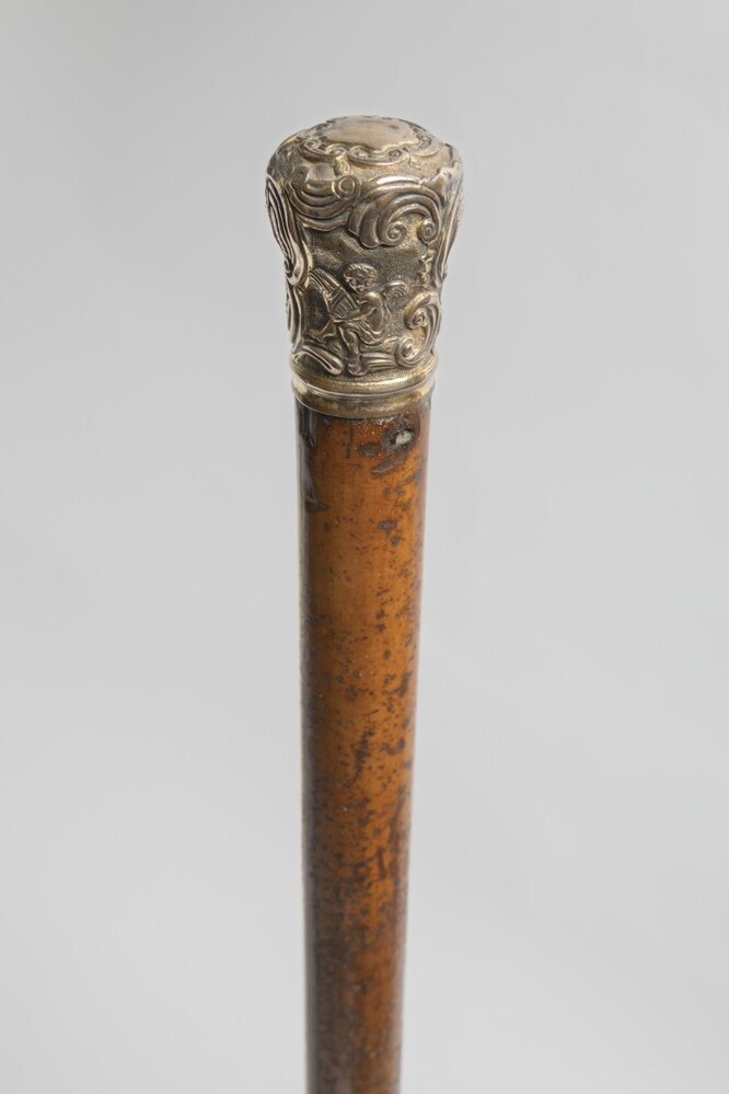 Lange wandelstok met verguld koperen kop