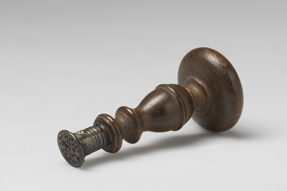 Stempel of cachet met wapen Alberda en letters M.A., Menkemaborg Uithuizen