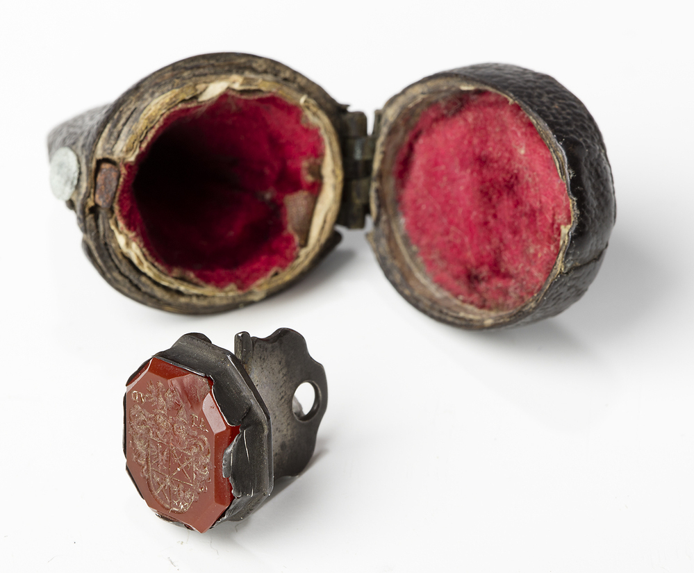 cachet met wapens AT en Van Diepenbrock in foudraal