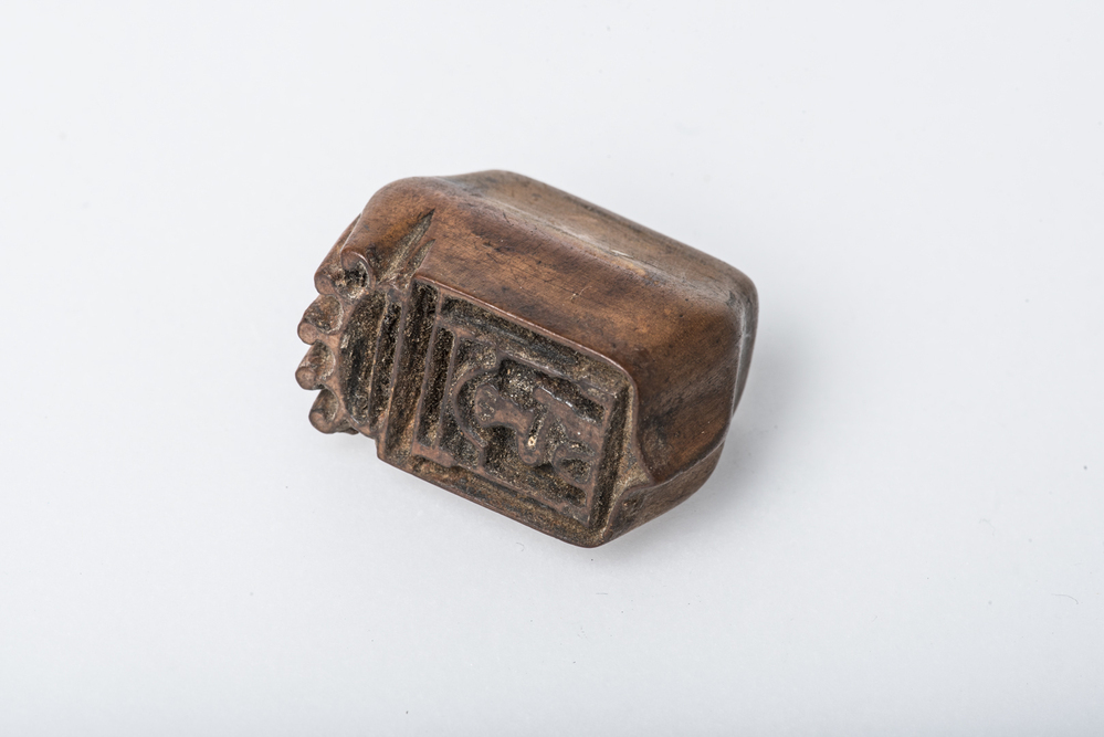 Drukstempel, vertoonende een gekroond wapen