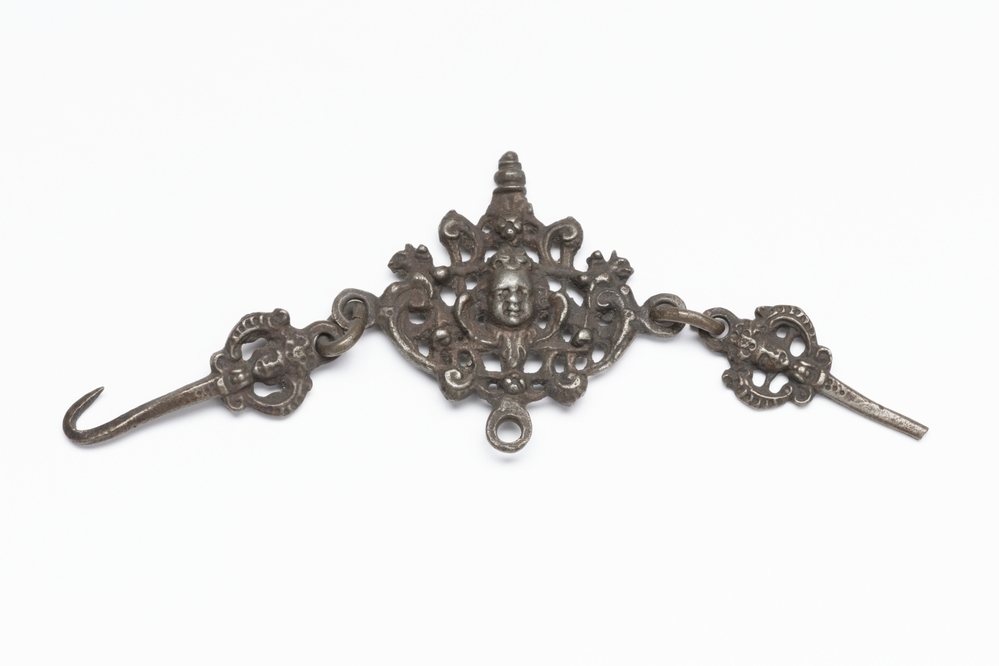 Koperen mantelhaak of-sluiting