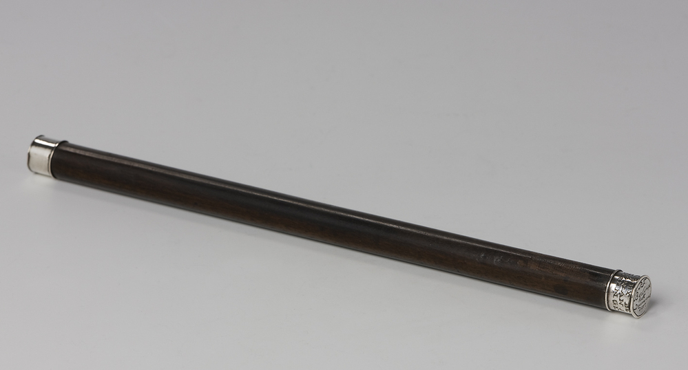 Deurwaardersstaf met zilveren penning