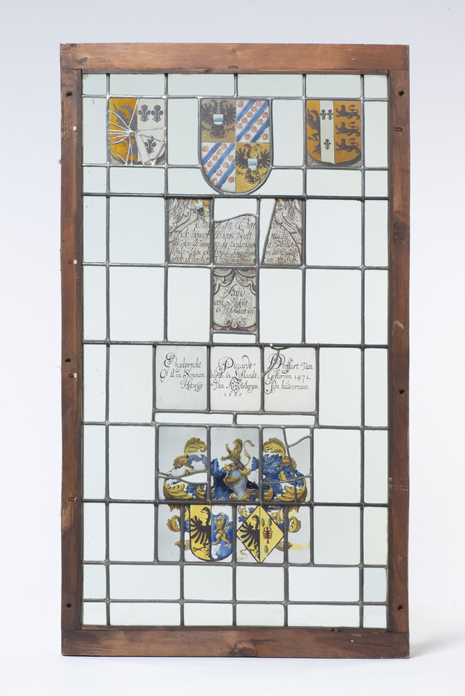 Glasruit met gebrandschilderde wapens van provincie en stad Groningen