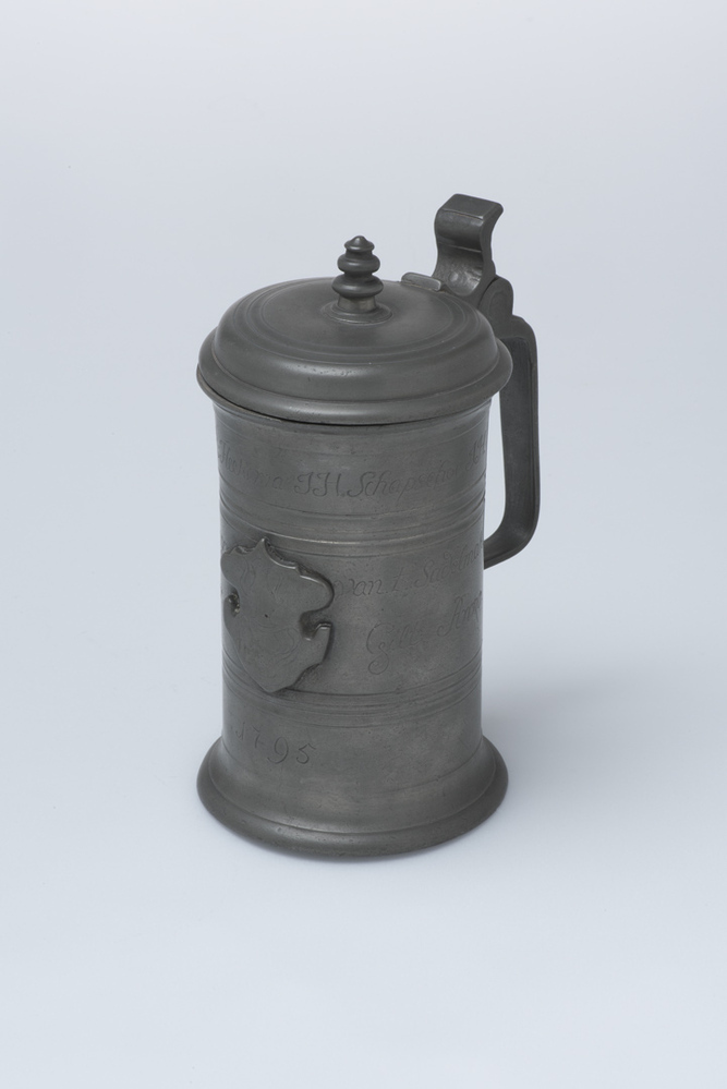 kroes met embleem va het Tinnegieters- en zadelmakersgilde