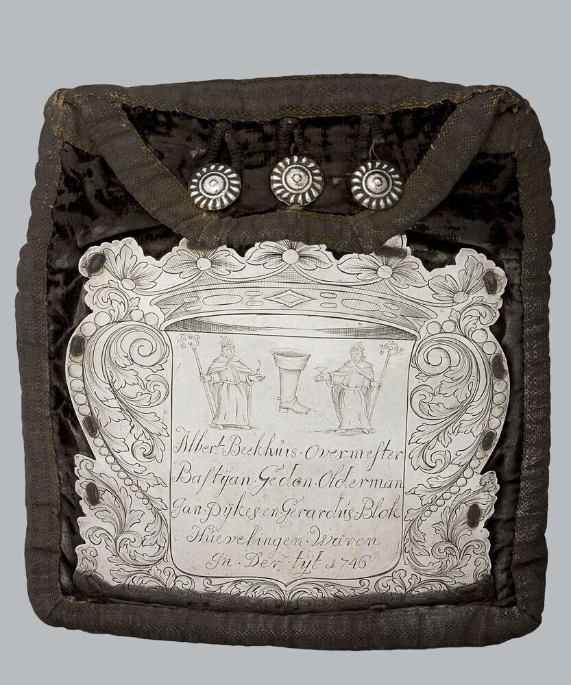 Tasje met zilverplaat van het leerling schoenmakersgilde 1746