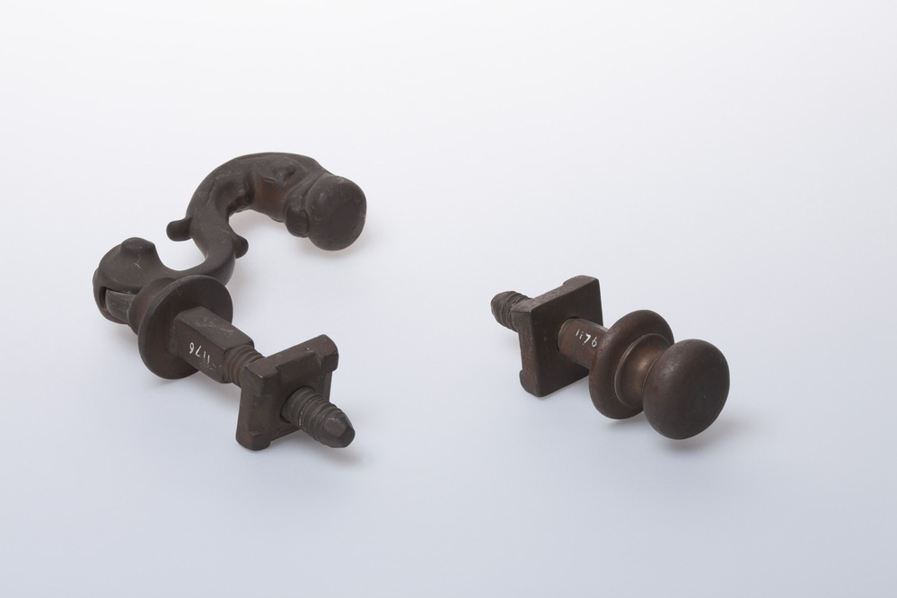 Deurklopper met stootknop afkomstig uit een huis te Hoogezand