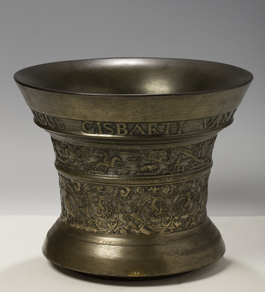 Bronzen vijzel en houten voetstuk