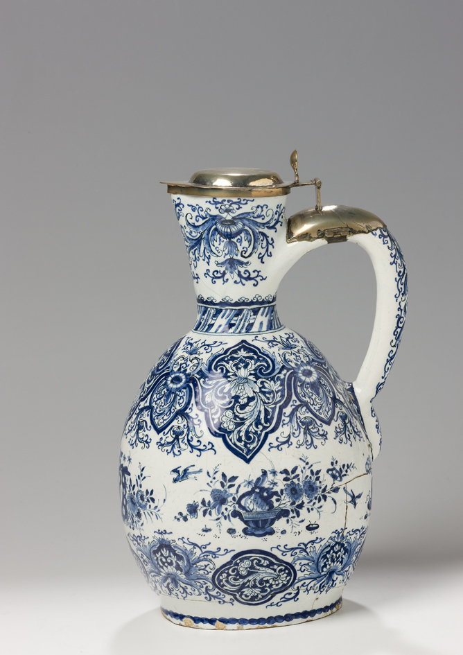 Schenkkan met zilveren deksel