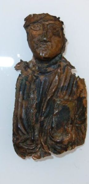 Belegselfragment met een frontaal staande man