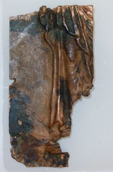 Belegselfragment met een gewaad en mantel