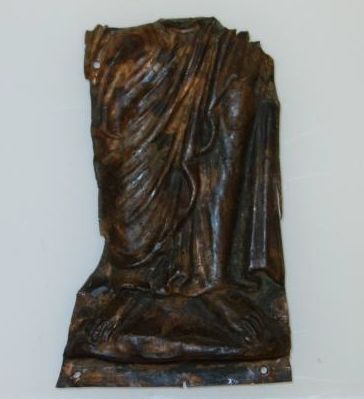 Belegselfragment met een gewaad en mannenbenen