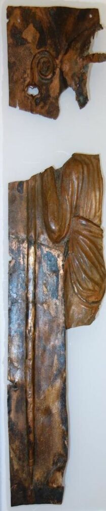 Belegselfragmenten van een staand figuur met halo en een staf