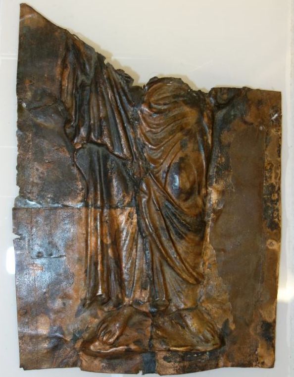 Belegselfragmenten van een bijna compleet staand figuur