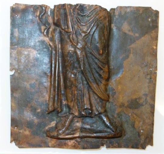 Belegselfragmenten van de onderste helft van een staande figuur