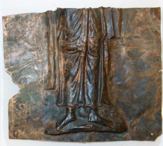 Belegselfragment van de onderste helft van een staande mannenfiguur