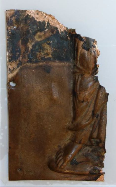 Belegselfragment met het rechter been van een staande mannenfiguur