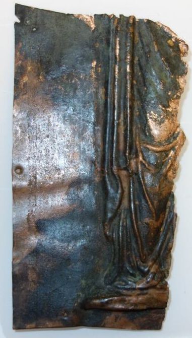 Belegselfragment met het rechter been van een staande mannenfiguur