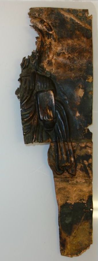 Belegselfragmenten van een staande mannenfiguur