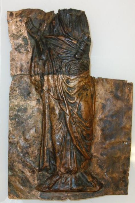 Belegselfragmenten van een staande mannenfiguur