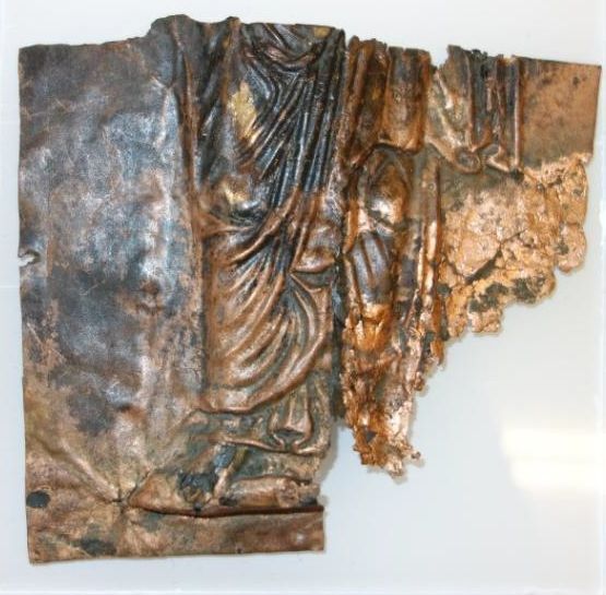 Belegselfragmenten van frontaal staande man