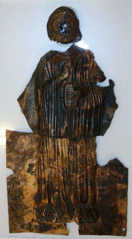 Belegselfragmenten van frontaal staande mannenfiguur