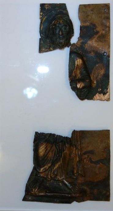 Belegselfragmenten van frontaal staande mannenfiguur