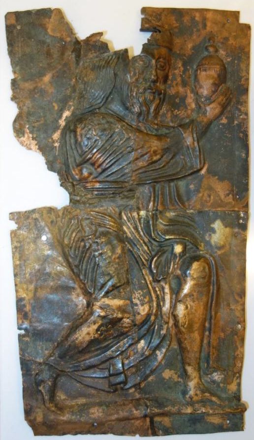 Belegselfragmenten van half knielende mannenfiguur