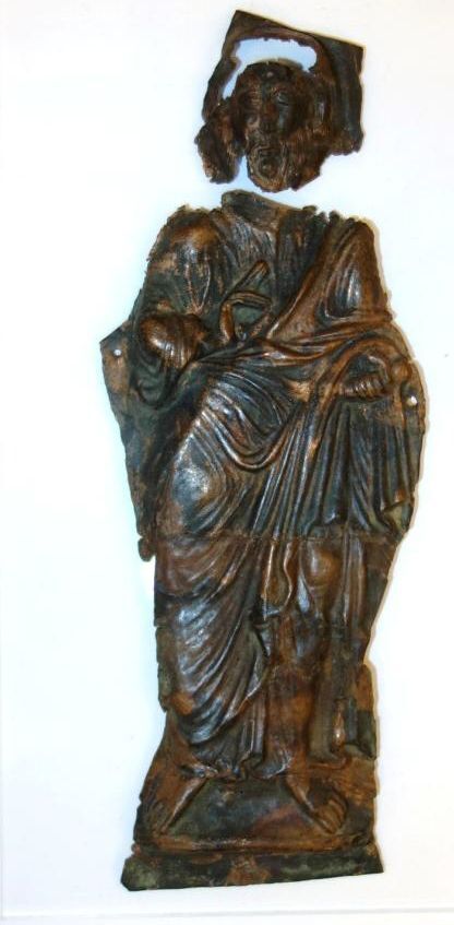 Belegselfragmenten van frontaal staande mannenfiguur