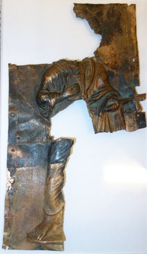 Belegselfragmenten van staande mannenfiguur met halo