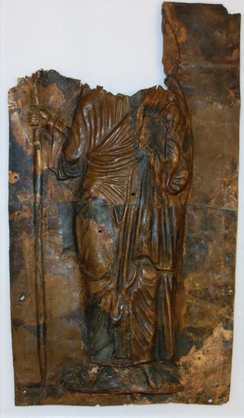 Belegselfragmenten van staande mannenfiguur met halo (apostel Tomas)