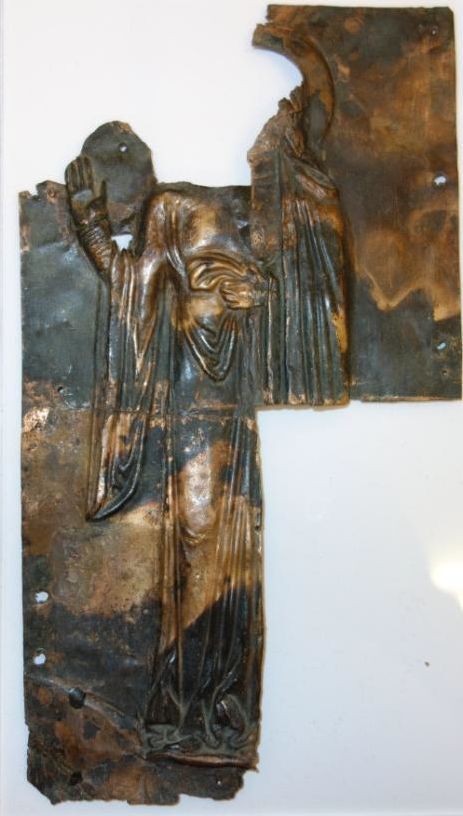 Belegselfragmenten van staande vrouwenfiguur met halo