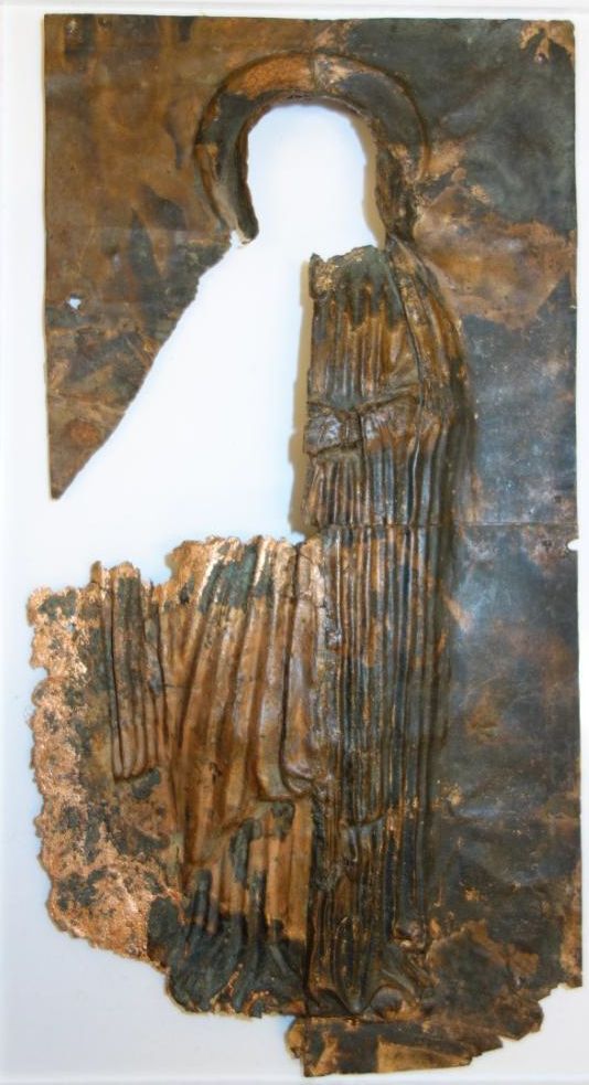 Belegselfragmenten van staande vrouwenfiguur met halo