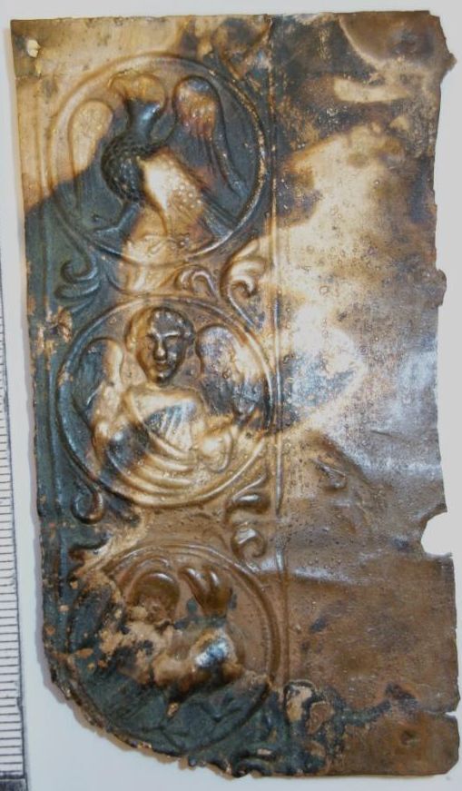 Belegselfragment met een fries van drie medaillons