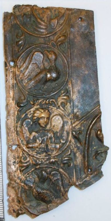 Belegselfragment met twee friezen en vijf medaillons